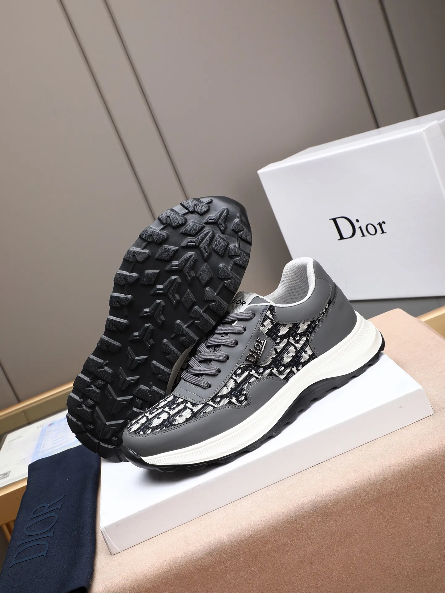 🆕🆕🆕Men's Shoes💰P460 Dior's avant-garde and versatile fashionable men's shoes are privately modeled, calfskin stitched with Dior's special waterproof fabric, fashionable, simple, stylish, eye-catching and classy. It will subvert old ideas and be a must-have for fashionistas who want to spend time with you! Must keep it for yourself! High-end comfort but low-end, high-end quality workmanship. Code number: 38-44 (45 customized) 4 colors for your choice [kiss][kiss][kiss]